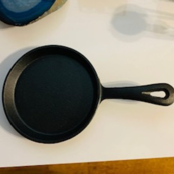 Mini Cast Iron skillet - Picture 2 of 5